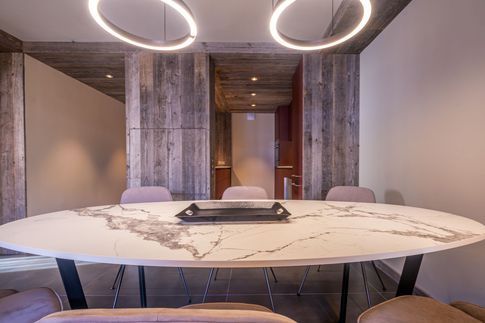 Soggiorno in stile moderno di 35 di Design Alpino