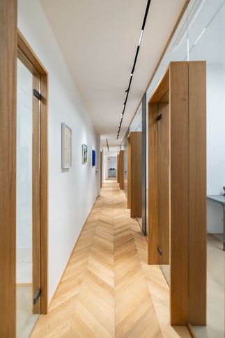 Ingresso in stile contemporaneo di 10 di Archifacturing - Sara Cimarelli & Giorgio Opolka architetti