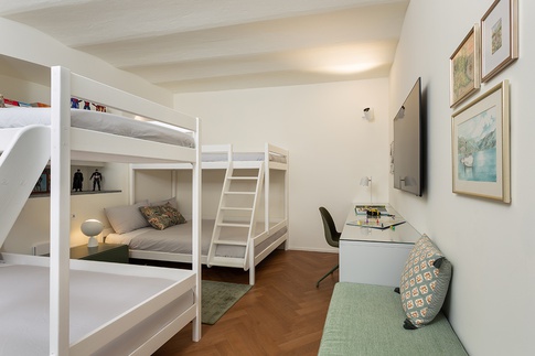 Cameretta Bambini in stile moderno di 15 di NOMADE ARCHITETTURA