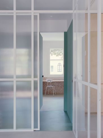 Corridoio in stile minimal di 4 di vianello gasparin progetti