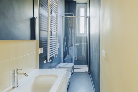 Bagno in stile contemporaneo di 5 di Annalisa Carli Architetto