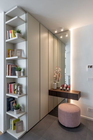 Ingresso in stile contemporaneo di 3 di Doppionodo Interior