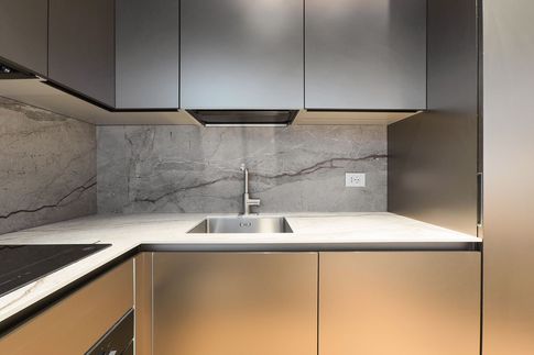 Cucina in stile contemporaneo di 5 di Desearq studio - architettura e interior design