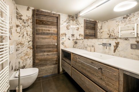 Bagno in stile moderno di 6 di Design Alpino