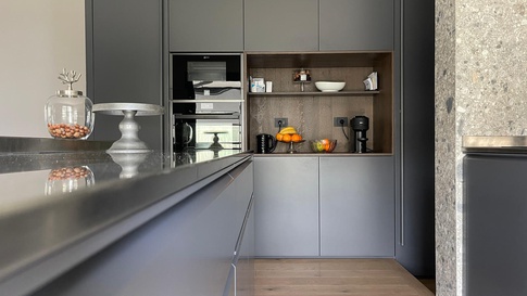 Cucina in stile contemporaneo di 40 di Arredamenti Marinoni Cucina in stile contemporaneo di 40 di Arredamenti Marinoni