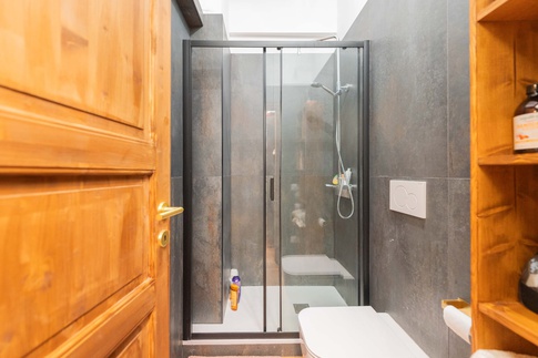 Bagno in stile urban jungle di 4 di Jessica Damiani architetto