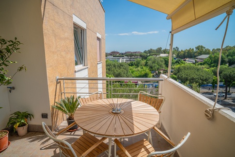 Terrazza in stile minimal di 15 di Jessica Damiani architetto