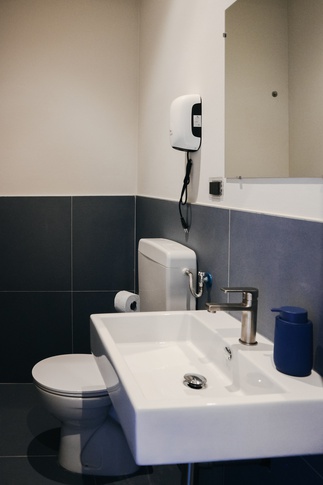 Bagno in stile moderno di 10 di Studio LABventinove