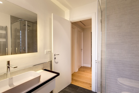 Bagno in stile contemporaneo di 5 di MOB Architects