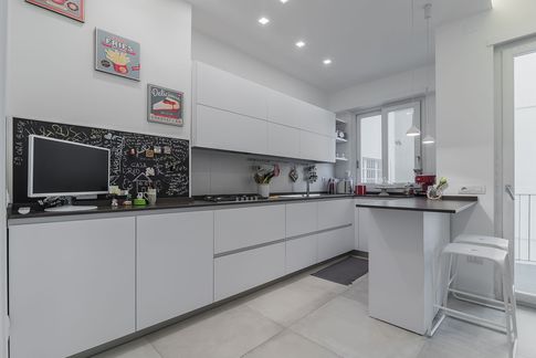 Cucina in stile contemporaneo di 12 di Rossella Fiorillo architetto Cucina in stile contemporaneo di 12 di Rossella Fiorillo architetto