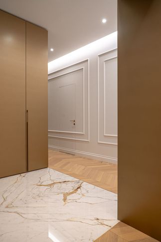 Corridoio in stile contemporaneo di 17 di Formale.