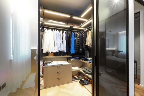 Cabina Armadio in stile moderno di 5 di Desearq studio - architettura e interior design
