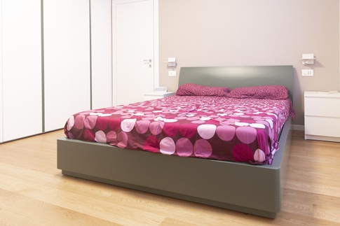 Camera da Letto in stile contemporaneo di 17 di Serena Trentarossi Architetto