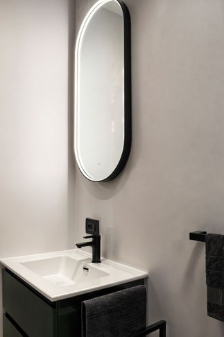 Bagno in stile moderno di 5 di Huit Studio Bagno in stile moderno di 5 di Huit Studio