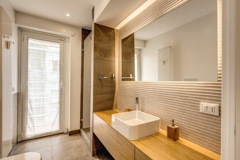 Bagno in stile contemporaneo di 6 di MOB Architects