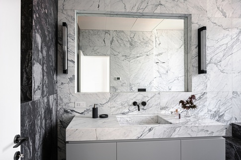Bagno in stile moderno di 9 di NOMADE ARCHITETTURA