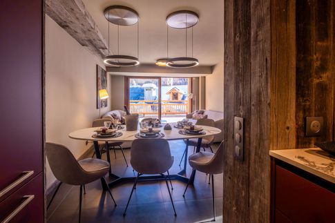 Soggiorno in stile moderno di 35 di Design Alpino