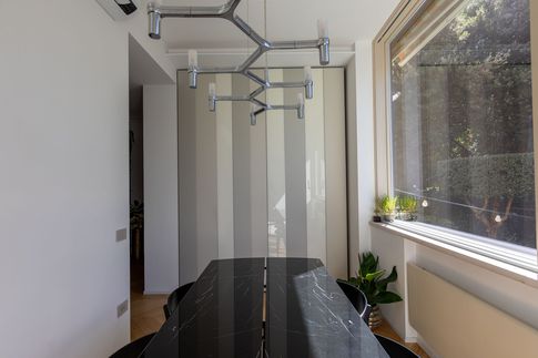 Sala da Pranzo in stile moderno di 10 di LR Home Planner Sala da Pranzo in stile moderno di 10 di LR Home Planner