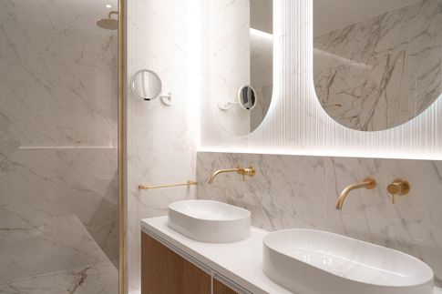 Bagno in stile contemporaneo di 11 di Formale.