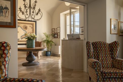 Soggiorno in stile mediterraneo di 60 di Coluccio architetti