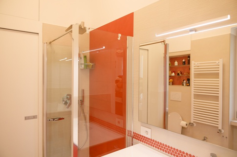 Bagno in stile contemporaneo di 5 di Carla Gatto Architetto