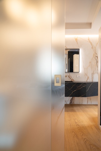 Bagno in stile contemporaneo di 20 di EasyRelooking srls