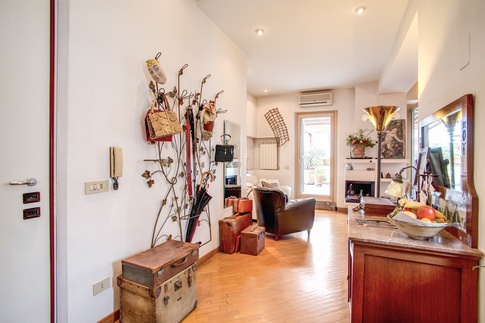 Soggiorno in stile coloniale di 35 di MOB Architects