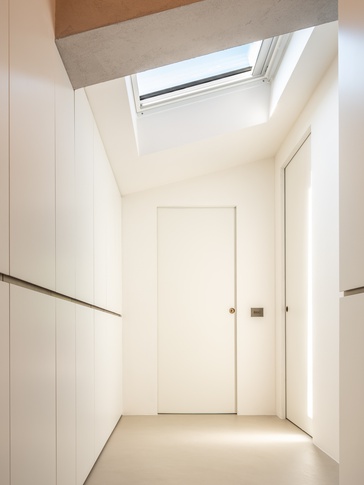 Corridoio in stile soft industrial di 10 di Simona Fogalesi interior designer