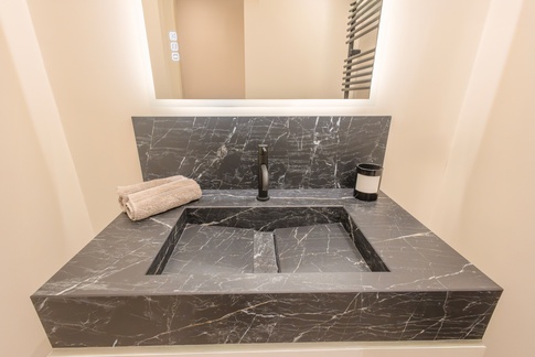 Bagno di Servizio in stile moderno di 5 di Living Home Design Bagno di Servizio in stile moderno di 5 di Living Home Design