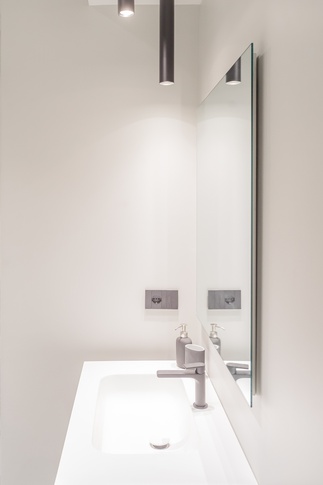 Bagno in stile moderno di 4 di Alessandra Parolini Studio