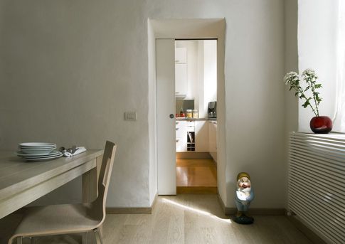 Soggiorno in stile contemporaneo di 40 di atrestudio