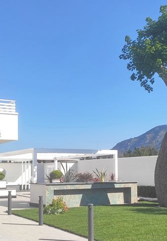 Giardino in stile contemporaneo di 500 di Arcangelo Primato