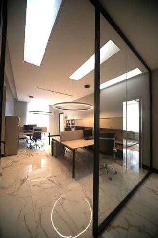 Open Space in stile contemporaneo di 350 di Z5AI
