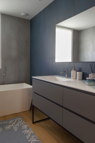 Bagno in stile moderno di 6 di Silvia Aquilani . Design studio