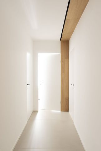 Corridoio in stile contemporaneo di 3 di valeria ingrao architetto