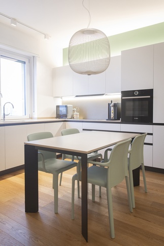 Open Space in stile contemporaneo di 25 di Serena Trentarossi Architetto