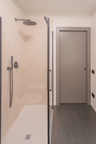 Bagno in stile moderno di 5 di Alessandra Parolini Studio