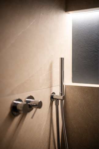 Bagno in stile moderno di 5 di doppiozero interior