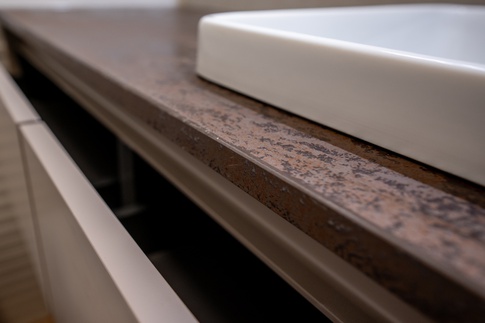 Bagno in stile contemporaneo di 6 di Colab Design