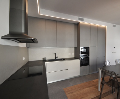 Open Space in stile contemporaneo di 40 di Qarchitetti