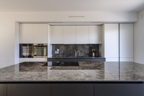 Open Space in stile moderno di 46 di L2 architecture + interior design