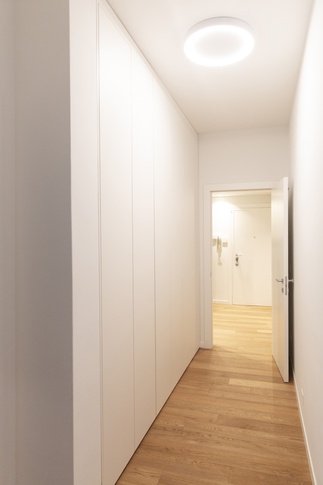 Corridoio in stile contemporaneo di 7 di Serena Trentarossi Architetto