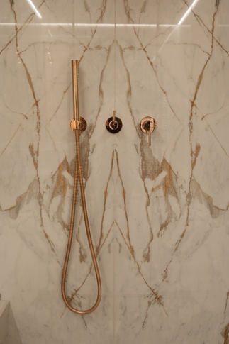 Bagno in stile moderno di 6 di Living Home Design