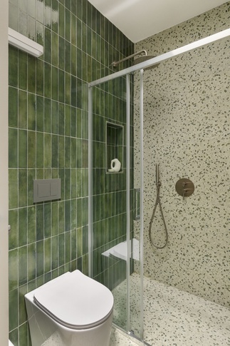 Bagno in stile contemporaneo di 5 di Paper Plane design Bagno in stile contemporaneo di 5 di Paper Plane design