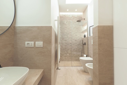 Bagno in stile moderno di 8 di Desearq studio - architettura e interior design