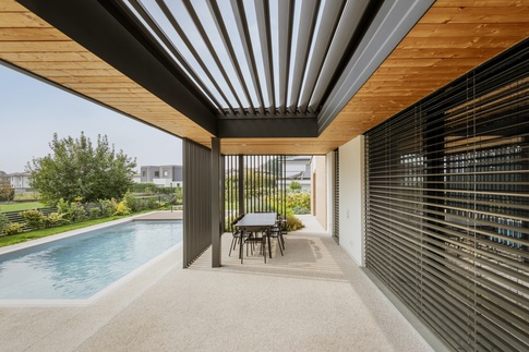 Piscina in stile contemporaneo di 40 di tIPS ARCHITECTS