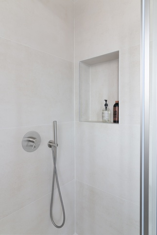 Bagno in stile contemporaneo di 6 di induestudio Bagno in stile contemporaneo di 6 di induestudio