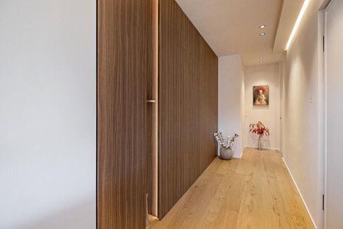 Ingresso in stile japandi di 5 di Studio di Architettura Barbara Vucusa Architetto