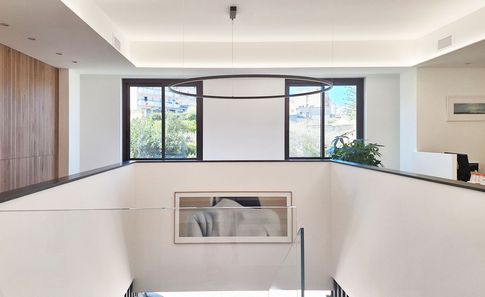 Corridoio in stile contemporaneo di 100 di ValentinaZoccoArchitetto