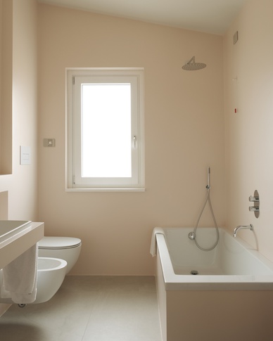 Bagno in stile scandinavo di 6 di Michela Cordisco Studio